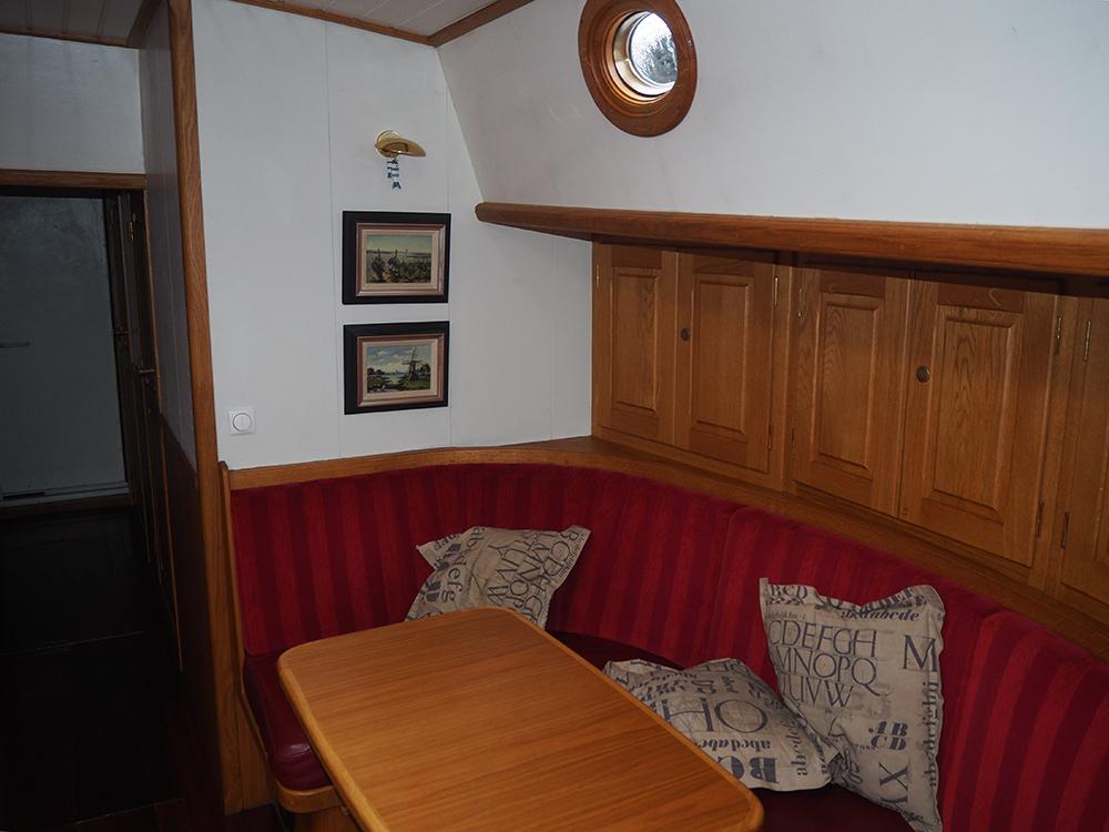 Saloon, Accommodation